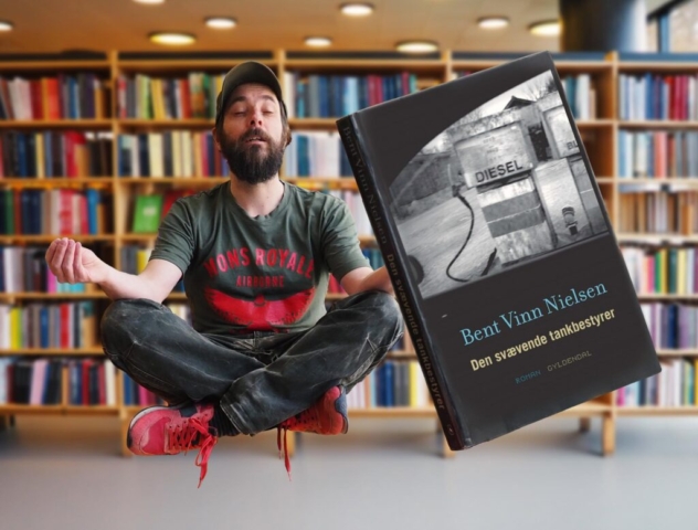 Fotomanipulation af mand og bog der svæver
