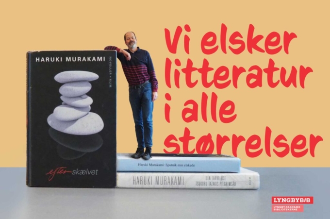 Fotomanipulation af mand der står på store bøger