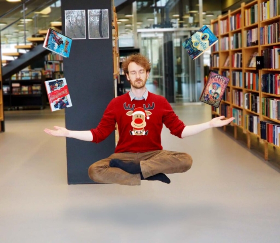 Fotomanipulation af mand der får bøger til at svæve